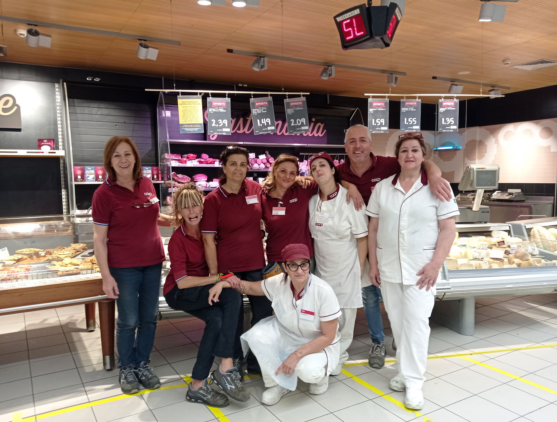 Il supermercato e lo staff di L'Aquila Bazzano