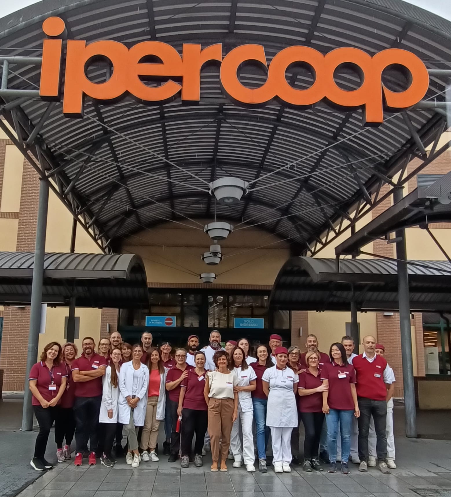Il supermercato e lo staff di Ipercoop Terni